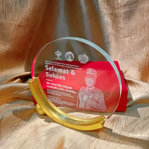 Plakat Kristal Bulat Ucapan Selamat Universitas Indonesia