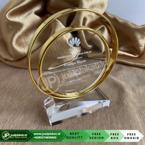 Plakat-Kristal-Custom-Ring-Penghargaan-Masa-Kerja-15-Tahun-Huawei.webp Plakat Kristal Custom Ring Penghargaan Masa Kerja 15 Tahun Huawei