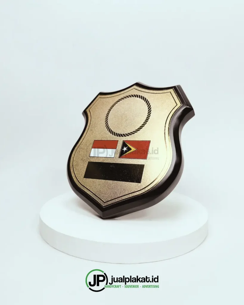 plakat-kayu-kombinasi-plat-logam-kuningan