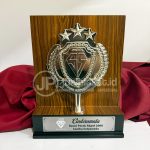 Plakat Kayu Premium “Classic Wood & Chrome” – Cindera Mata Akpol