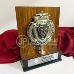 Plakat Kayu Premium “Classic Wood & Chrome” – Cindera Mata Akpol