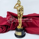 Trophy Timah Premium Figur Taruna/Aparat – Piala Penghargaan Eksklusif