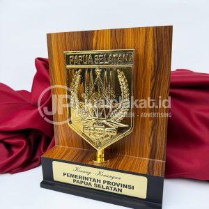 Plakat Kayu Eksklusif Miniatur Logo Emas – Cinderamata & Kenang-Kenangan Instansi Premium - Papua Selatan