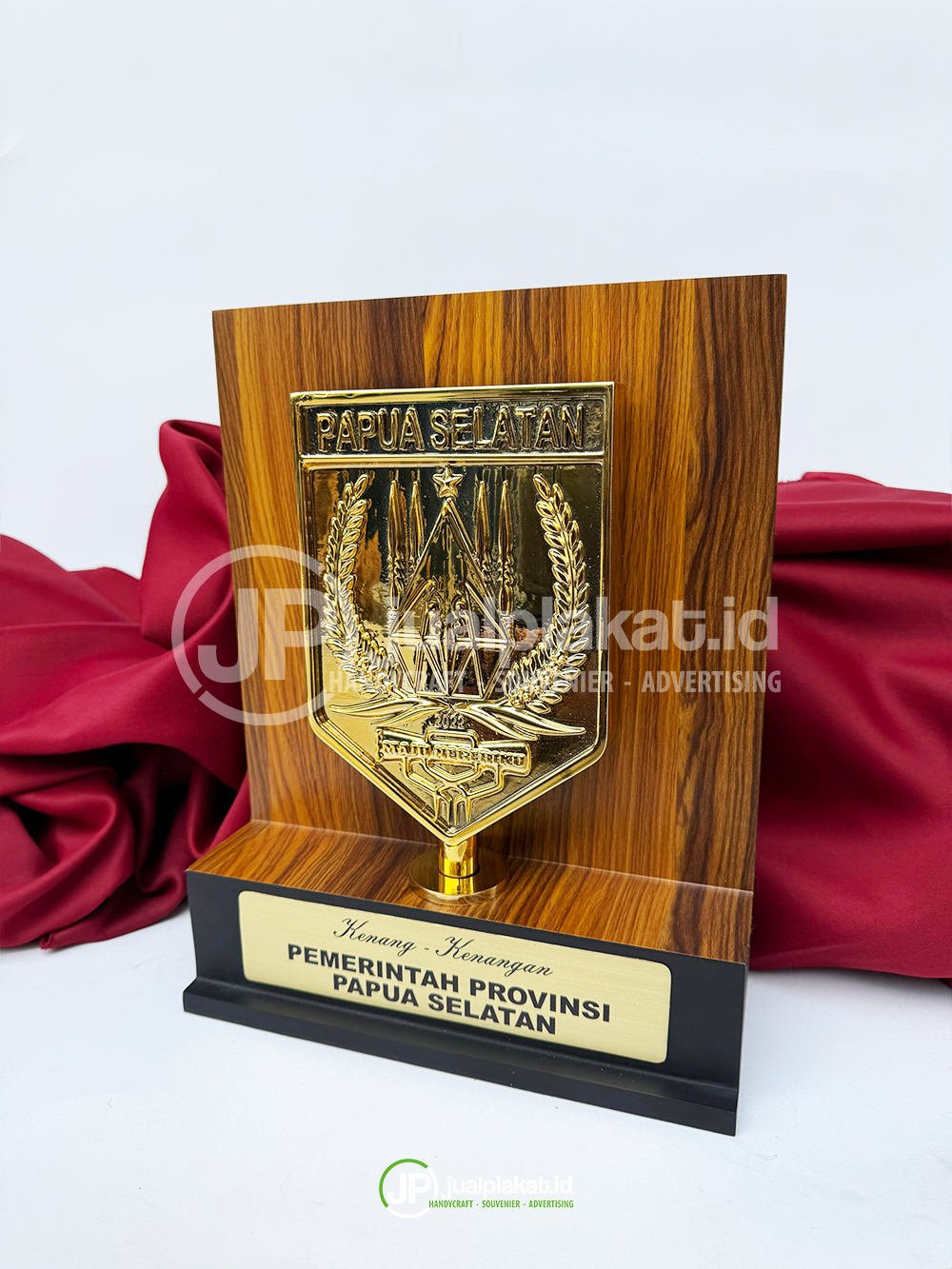 Plakat Kayu Eksklusif Miniatur Logo Emas – Cinderamata & Kenang-Kenangan Instansi Premium - Papua Selatan