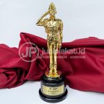 Trophy Timah Premium Figur Taruna/Aparat – Piala Penghargaan Eksklusif