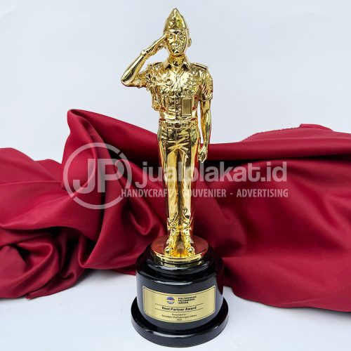 Trophy Timah Premium Figur Taruna/Aparat – Piala Penghargaan Eksklusif