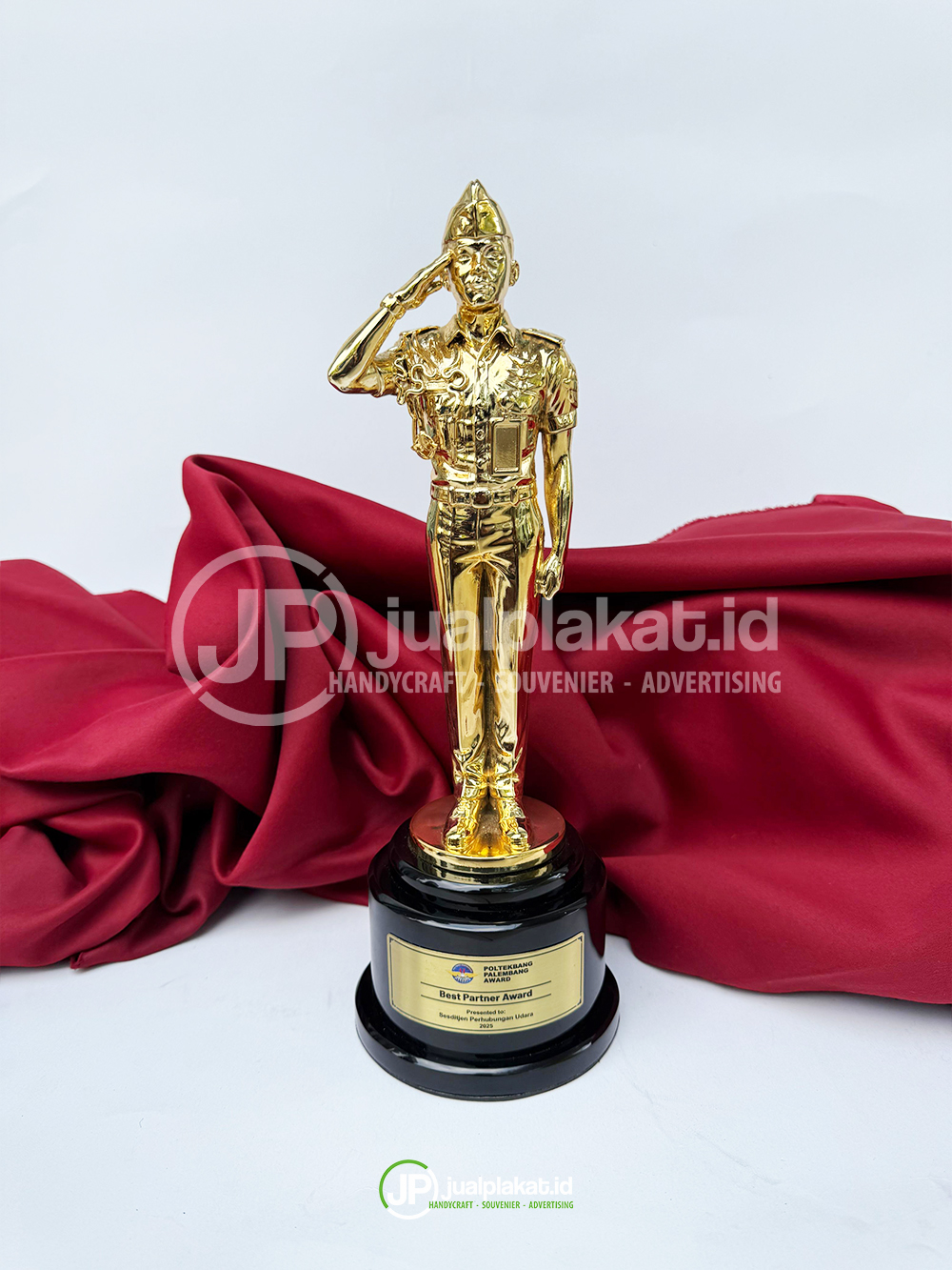 Trophy Timah Premium Figur Taruna/Aparat – Piala Penghargaan Eksklusif