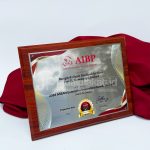 Plakat Kayu Eksklusif Kombinasi Stainless Hairline Custom – Professional Award / Plaque