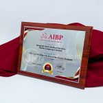 Plakat Kayu Eksklusif Kombinasi Stainless Hairline Custom – Professional Award / Plaque
