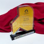 Plakat Resin Bening Eksklusif Kombinasi Plat Kuningan Etching Gold – Custom Cinderamata & Award “Jejak Imani”