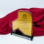 Plakat Resin Bening Eksklusif Kombinasi Plat Kuningan Etching Gold – Custom Cinderamata & Award “Jejak Imani”