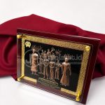 Plakat Timah / Logam Ukir Relief Khas Betawi (Ondel-Ondel & Pengantin Betawi) – Frame Kayu Premium