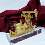 Plakat Miniatur Pumpjack (Pompa Angguk Minyak) Emas – Cenderamata Eksklusif Industri Migas