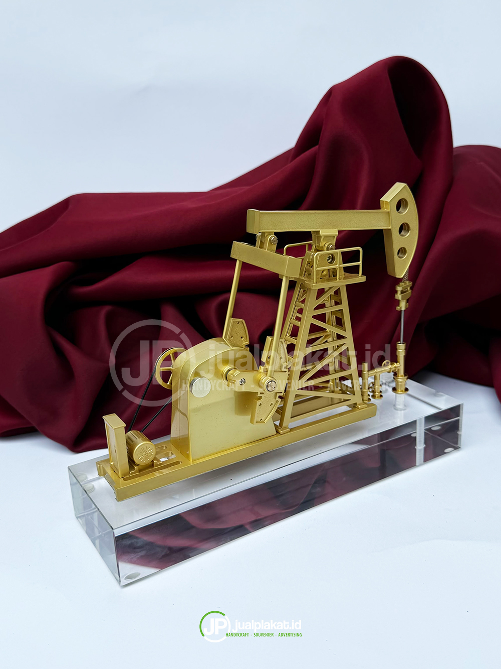 Plakat Miniatur Pumpjack (Pompa Angguk Minyak) Emas – Cenderamata Eksklusif Industri Migas