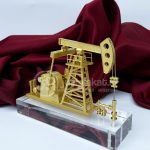 Plakat Miniatur Pumpjack (Pompa Angguk Minyak) Emas – Cenderamata Eksklusif Industri Migas
