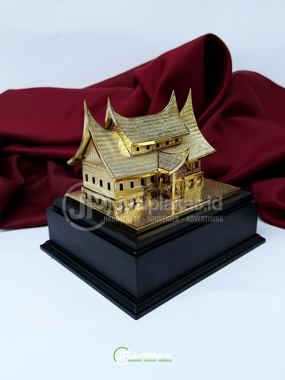 Plakat Miniatur Rumah Gadang Emas – Cenderamata Khas Minangkabau & Souvenir Perusahaan