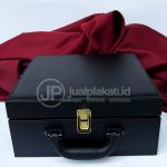 Plakat Miniatur Pumpjack (Pompa Angguk Minyak) Emas – Cenderamata Eksklusif Industri Migas