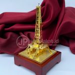 Plakat Miniatur Menara Pengeboran Minyak (Oil Rig) Gold – Souvenir Mewah & Eksklusif