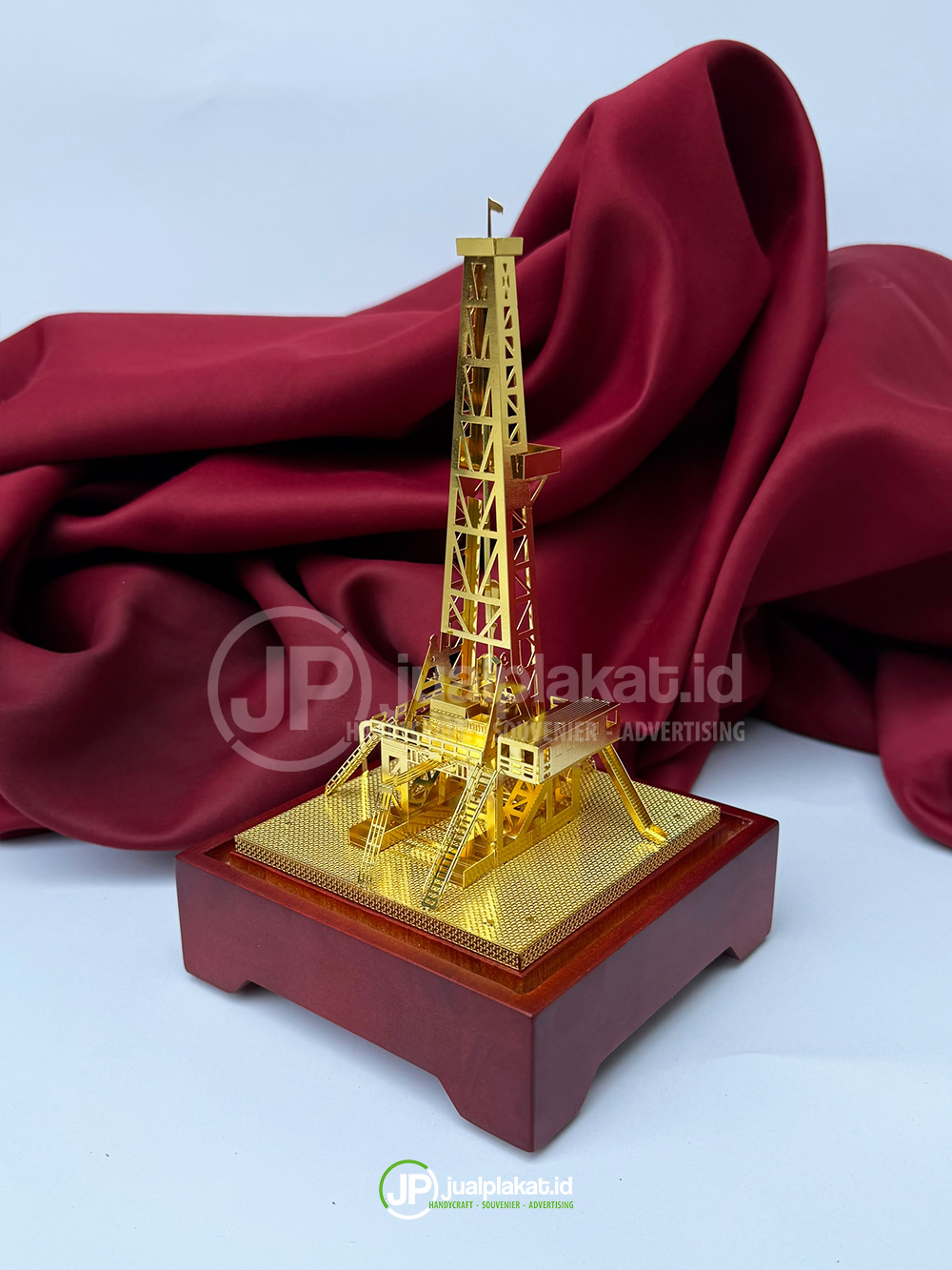 Plakat Miniatur Menara Pengeboran Minyak (Oil Rig) Gold – Souvenir Mewah & Eksklusif