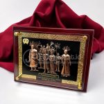 Plakat Timah / Logam Ukir Relief Khas Betawi (Ondel-Ondel & Pengantin Betawi) – Frame Kayu Premium