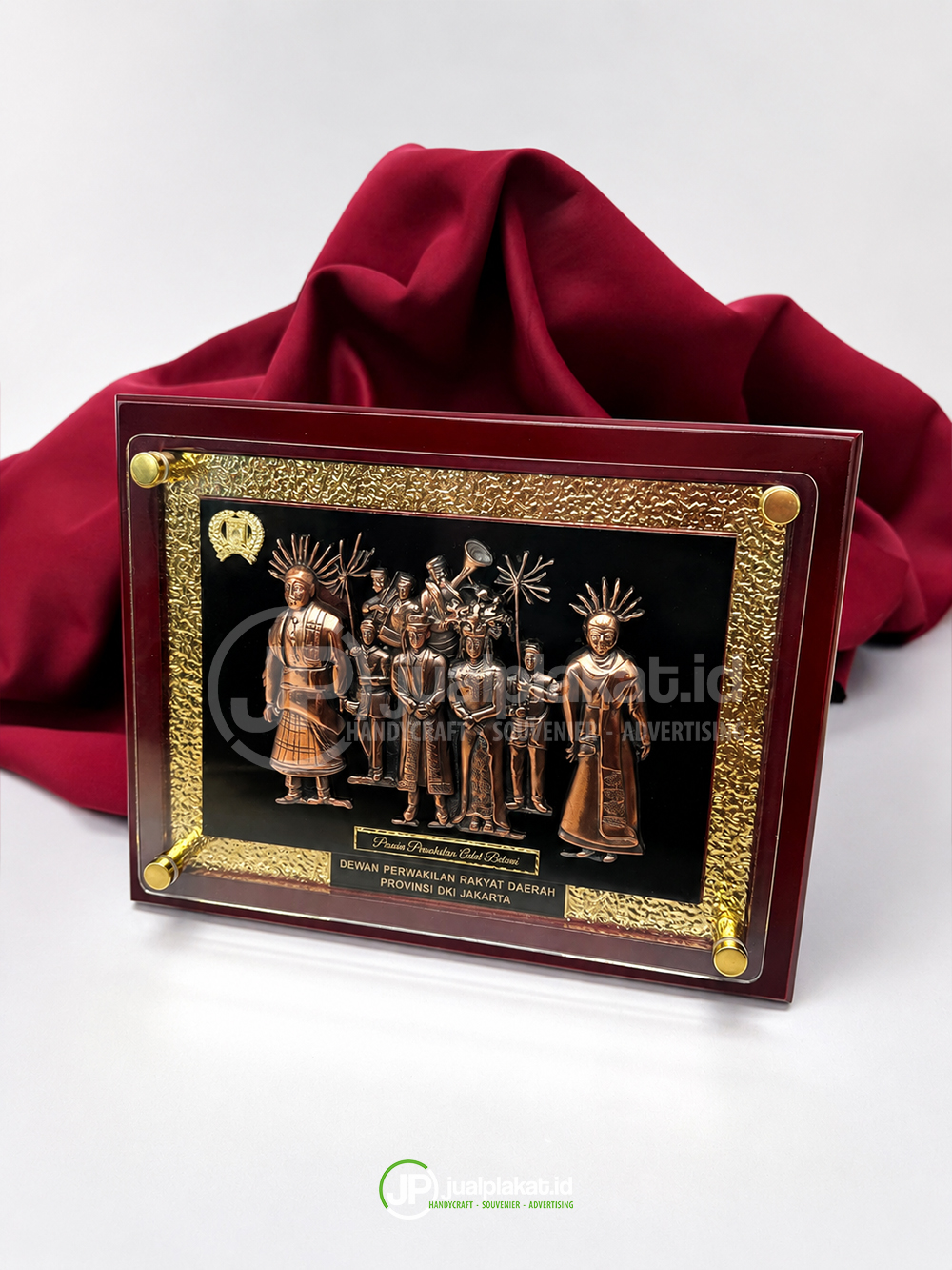 Plakat Timah / Logam Ukir Relief Khas Betawi (Ondel-Ondel & Pengantin Betawi) – Frame Kayu Premium