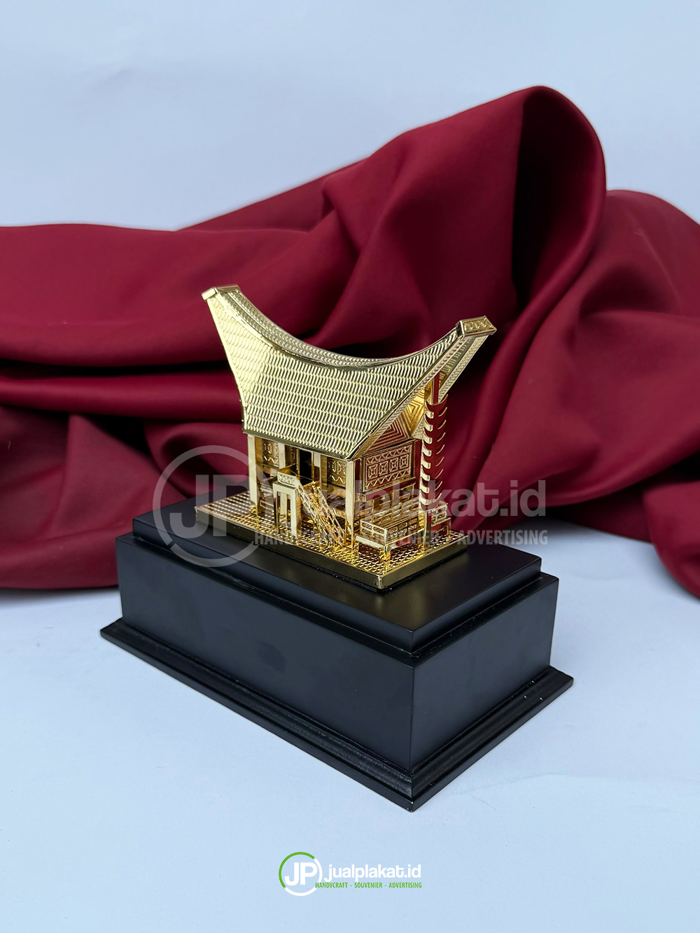 Plakat Miniatur Rumah Adat Tongkonan Toraja Emas – Cenderamata Kebudayaan & Souvenir Perusahaan