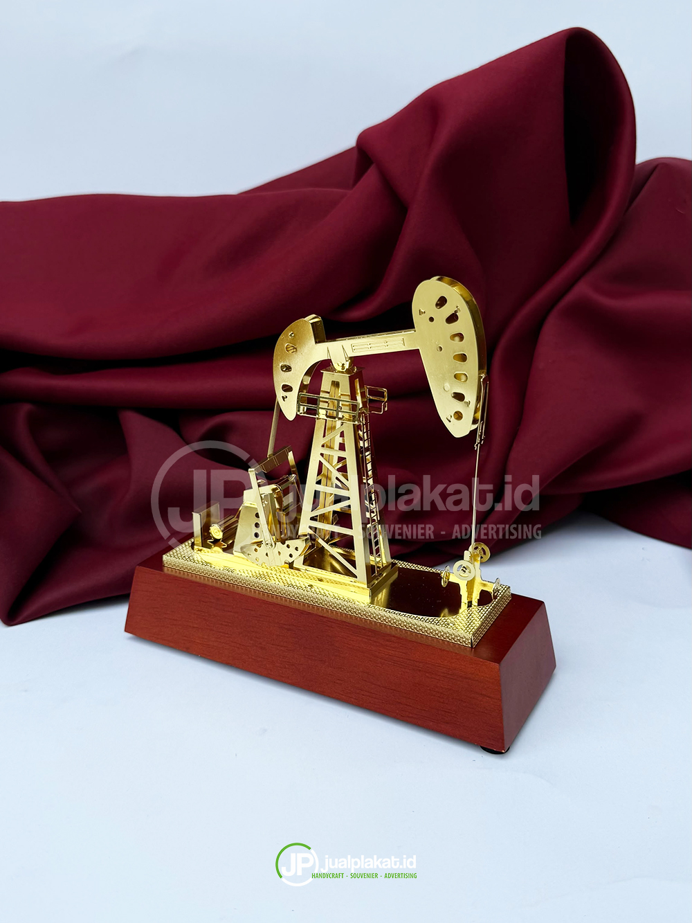 Plakat Miniatur Pumpjack (Pompa Angguk Minyak) Emas – Cenderamata Eksklusif Industri Migas Kombinasi Kayu