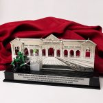Plakat Resin Miniatur Custom 3D Eksklusif – Edisi Kolaborasi & Revitalisasi Stasiun (Gojek x KAI)