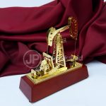 Plakat Miniatur Pumpjack (Pompa Angguk Minyak) Emas – Cenderamata Eksklusif Industri Migas Kombinasi Kayu