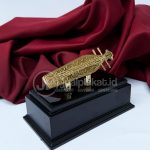 Plakat Miniatur Kecapi Emas – Cenderamata Musik Tradisional & Souvenir Perusahaan