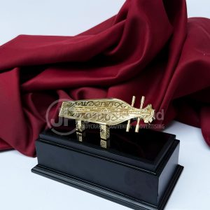 Plakat Miniatur Kecapi Emas – Cenderamata Musik Tradisional & Souvenir Perusahaan