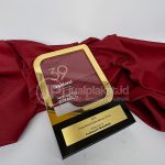 Plakat Akrilik Premium Frame Gold & Dudukan Resin Hitam
