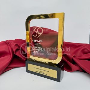 Plakat Akrilik Premium Frame Gold & Dudukan Resin Hitam