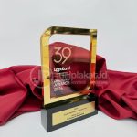 Plakat Akrilik Premium Frame Gold & Dudukan Resin Hitam
