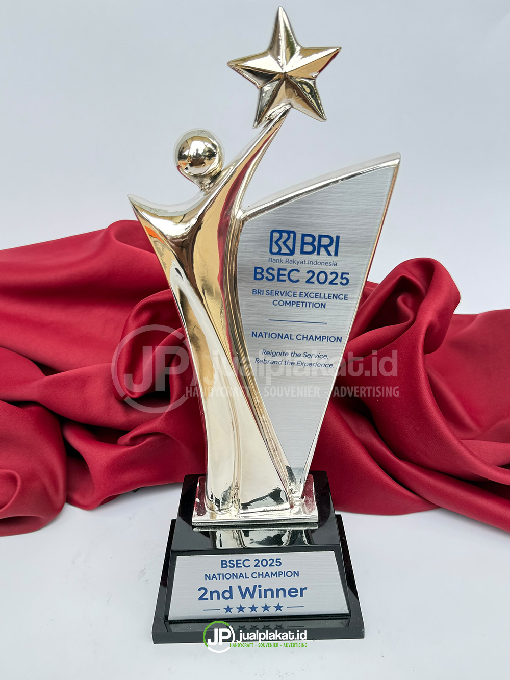 Trophy Timah Eksklusif Silver Star – Custom Desain Penghargaan & Kejuaraan