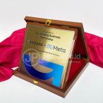 Plakat Kayu Premium Meta x Engage – Kombinasi Plat Kuningan Eksklusif