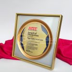 Plakat NUSANTARA SAKTI GROUP Premium Kayu & Plat Kuningan Custom – Award Eksklusif