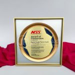 Plakat NUSANTARA SAKTI GROUP Premium Kayu & Plat Kuningan Custom – Award Eksklusif