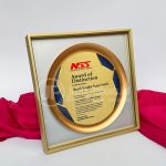 Plakat NUSANTARA SAKTI GROUP Premium Kayu & Plat Kuningan Custom – Award Eksklusif