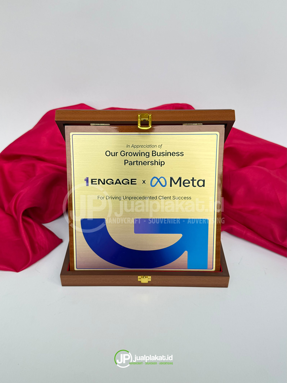 Plakat Kayu Premium Meta x Engage - Kombinasi Plat Kuningan Eksklusif