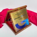 Plakat Kayu Premium Meta x Engage – Kombinasi Plat Kuningan Eksklusif