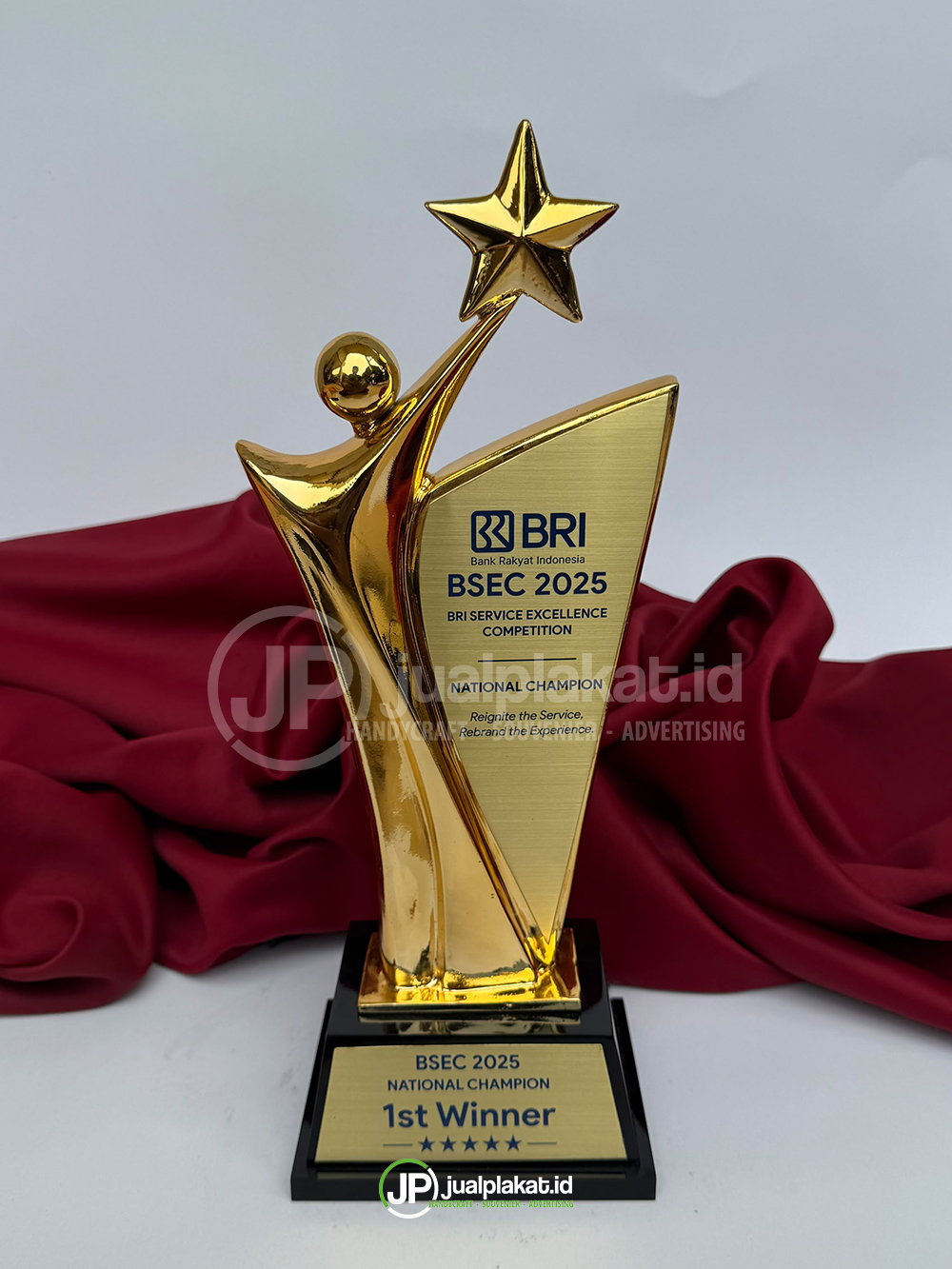Trophy Timah Eksklusif Gold Star – Custom Desain Penghargaan & Kejuaraan
