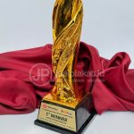 Trofi Penghargaan Timah Sepuh Emas Desain Kobaran Api Eksklusif (Custom Pertapindo)