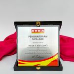 Plakat Kayu Premium ARKA – Kombinasi Plat Stainless Steel