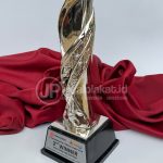 Trofi Penghargaan Timah Sepuh Emas Desain Kobaran Api Eksklusif (Custom Pertapindo)