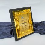 Plakat Penghargaan Masa Kerja High Quality Resin Kombinasi Kayu Eksklusif – PT Kuala Pelabuhan Indonesia