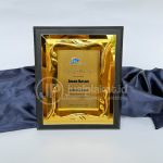 Plakat Penghargaan Masa Kerja High Quality Resin Kombinasi Kayu Eksklusif – PT Kuala Pelabuhan Indonesia