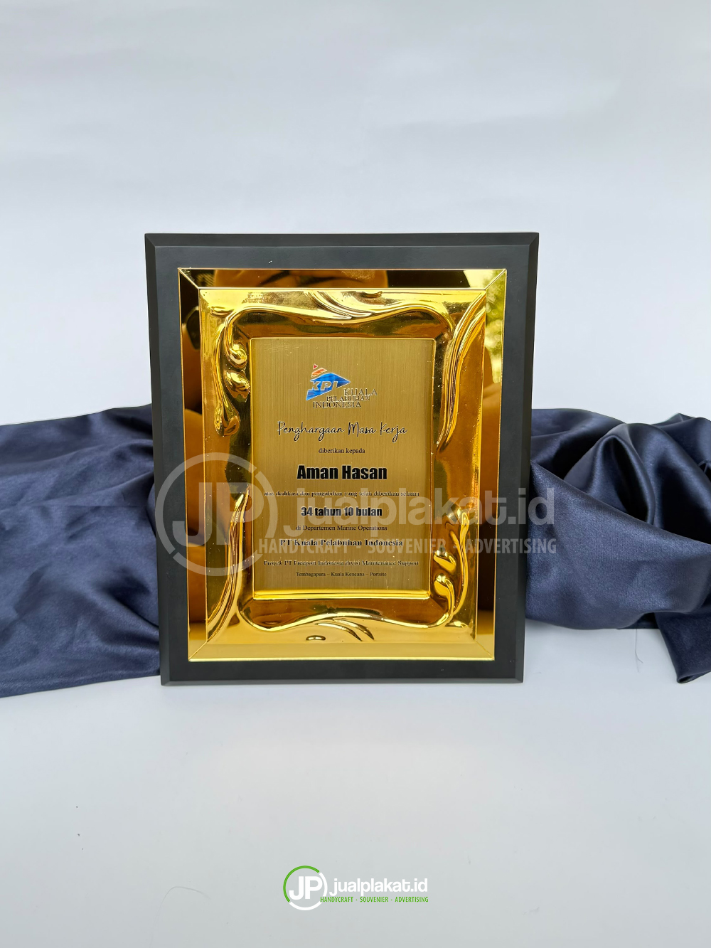 Plakat Penghargaan Masa Kerja High Quality Resin Kombinasi Kayu Eksklusif – PT Kuala Pelabuhan Indonesia