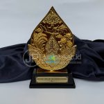 Plakat Gunungan 3D Relief Emas Eksklusif – Kementerian Kesehatan RI (Kemenkes)