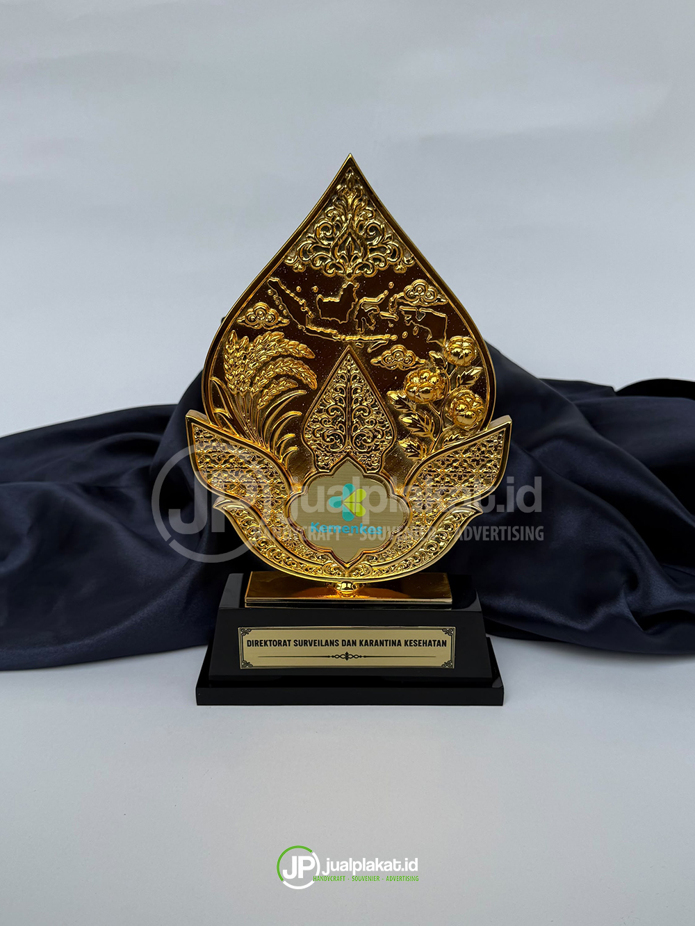 Plakat Gunungan 3D Relief Emas Eksklusif – Kementerian Kesehatan RI (Kemenkes)